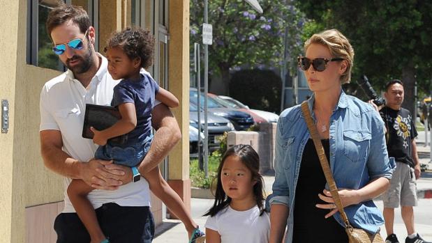 La actriz Katherine Heigl junto a su marido Josh Kelly y sus dos hijas adoptivas Marie y Naleigh