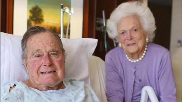 arbara y George Bush en el hospital