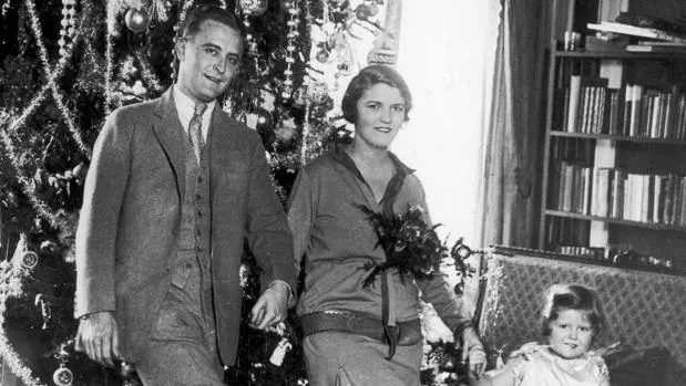 F. Scott Fitzgerald, junto a su mujer, Zelda, y su hija Scottie