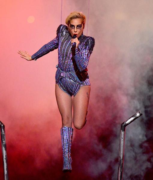 Medias de rejilla, sombras ahumadas y maxihombreras: la Lady Gaga más vibrante brilla en la Super Bowl