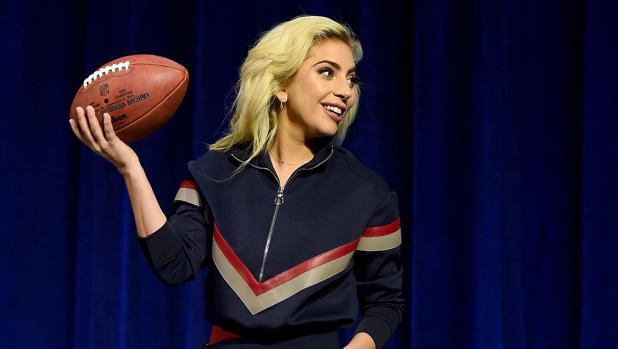 Medias de rejilla, sombras ahumadas y maxihombreras: la Lady Gaga más vibrante brilla en la Super Bowl