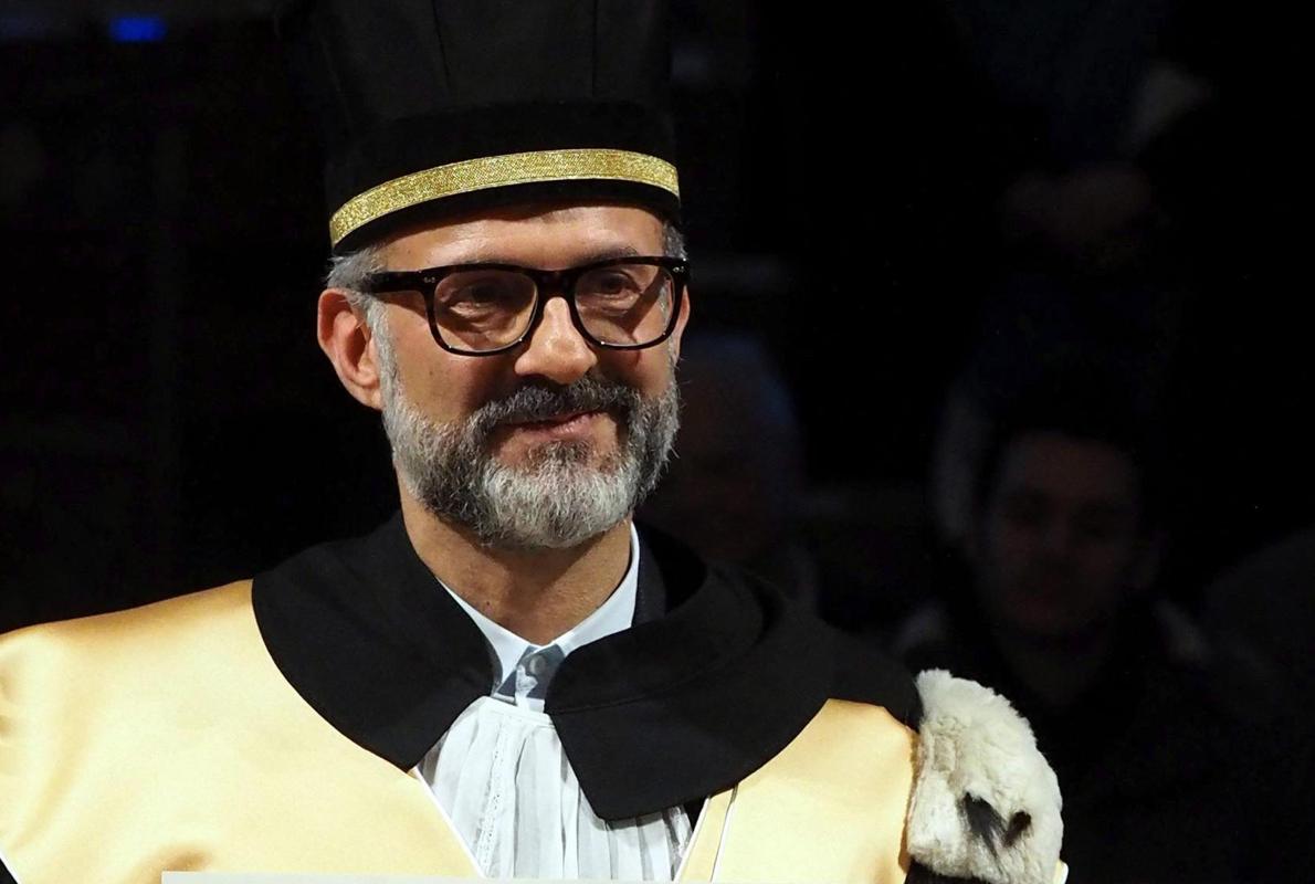 El chef italiano Massimo Bottura enseña su título tras recibir el doctorado en Ciencias de Administración y Gestión de la Universidad de Bolonia, Italia