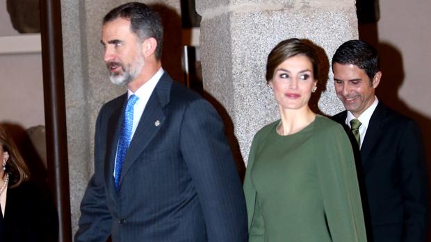 ¿Quieres un vestido capa como el de la Reina Letizia?
