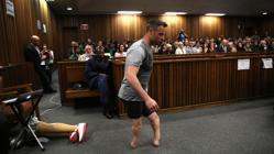 Pistorius, caminando sobre sus muñones durante el juicio