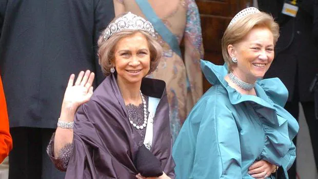 La Reina Sofia y la Reina Paola de Bélgica a su llegada a la boda del príncipe Federico de Dinamarca y de la australiana Mary Donaldson