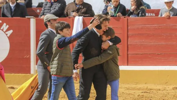 Manuel Díaz junto a sus hijos durante el Festival Taurino de Aracena en Huelva