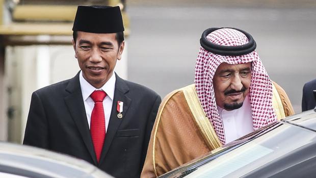 El presidente indonesio Joko Widodo recibió al rey saudí a su llegada a Jakarta