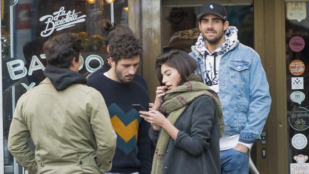 Rocío, junto a Juan y un grupo de amigos de este