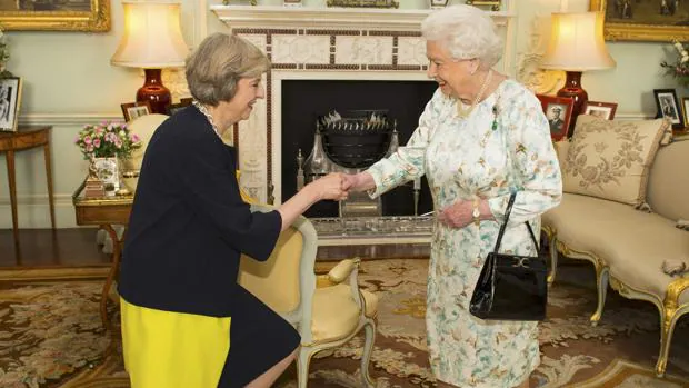 Theresa May saluda con respeto a la reina Isabel II