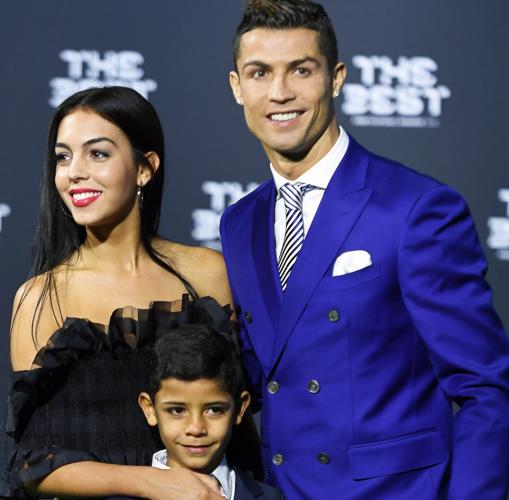 La pareja junto al hijo del futbolista en la gala del Balón de Oro