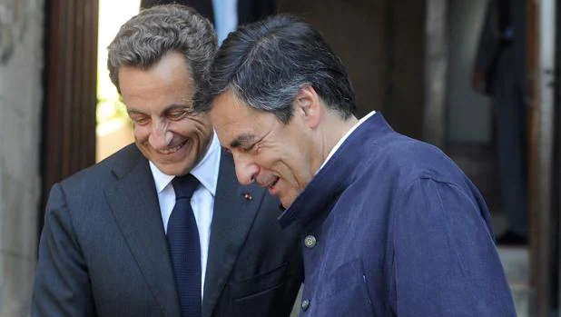 Una foto de archivo en la que aparece Francois Fillon, luciendo una chaqueta de Arnys, junto a Nicolas Sarkozy