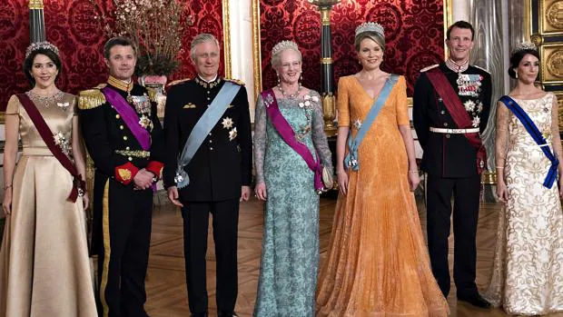 La Reina Margarita de Dinamarca posa con la Princesa Mary, el Príncipe Federico, el Rey Felipe y la Reina de Bélgica Matilde, el Príncipe danés Joaquín y la Princesa Marie