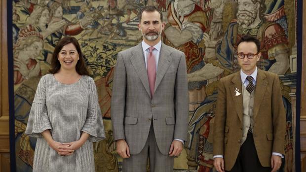 El Rey Felipe recibe en audiencia en el Palacio de la Zarzuela a Joan Punyet Miró, nieto del célebre artista Joan Miró, y a la presidenta del Gobierno Balear, Francina Armengol