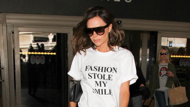 Victoria esta semana con su camiseta con mensaje: «La moda robó mi sonrisa»