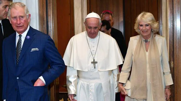 El papa Franciscodurante una audiencia con el príncipe Carlos de Inglaterra y su esposa Camila