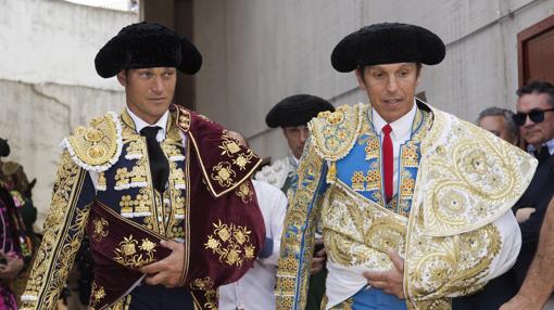 Manuel Díaz y Julio Benítez, antes del inicio de la corrida de toros celebrada esta tarde en la localidad sevillana de Morón de la Frontera