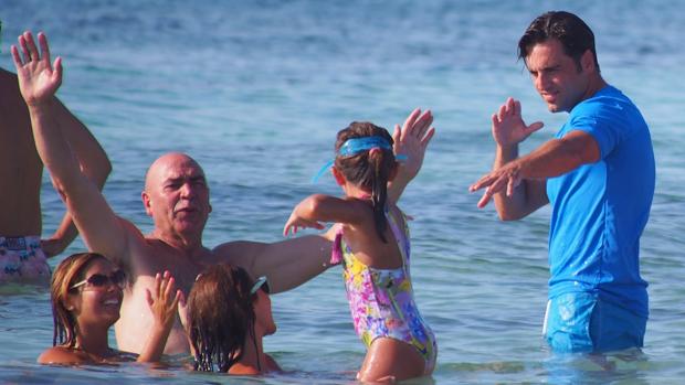 Labi junto a Paula y David y unos amigos disfrutando de Ibiza