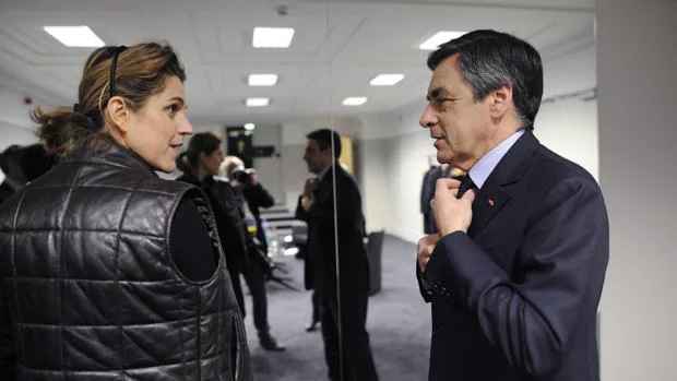 François Fillon junto a la responsable de su servicio de prensa, Caroline Morand