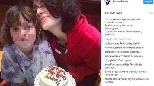 La actriz posa junto a la hija pequeña del cineasta, June