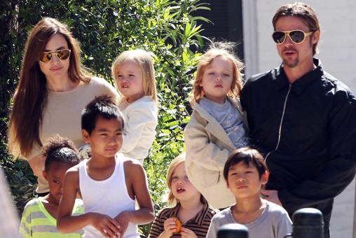 Angelina Jolie junto a su expareja Brad Pitt y los seis hijos de ambos