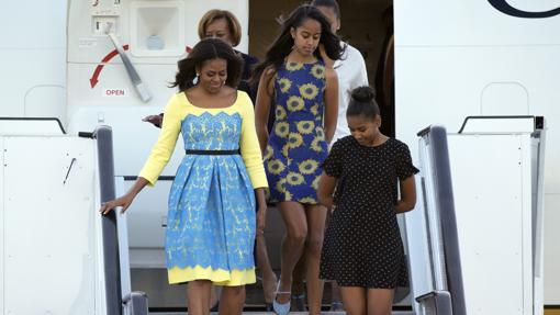 Michelle Obama junto a sus dos hijas, Sasha y Malia