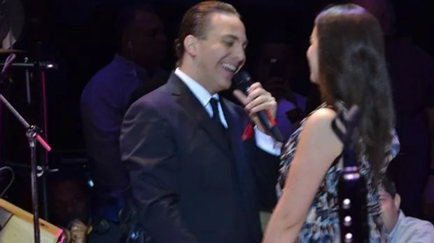 Cristian Castro y su novia, durante el concierto
