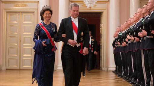 La Reina Silvia de Suecia, del brazo del presidente de Finlandia