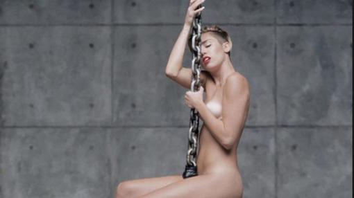 Imagen del videoclip de «Wrecking Ball»