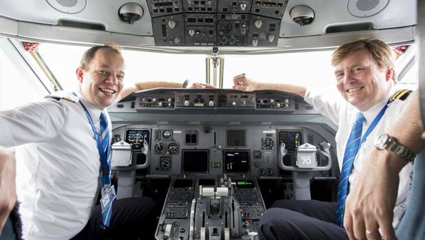 El Rey Guillermo de Holanda en un avión de la compañía KLM