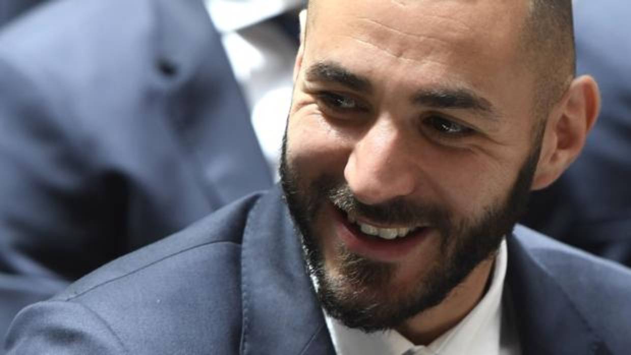 Benzema con Gauthier y el primer hijo de la pareja