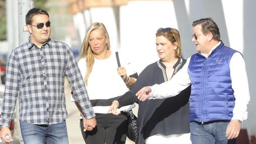 Belén Esteban y su novio, Miguel Marcos, a su llegada a los juzgados de Torrejón de Ardoz este martes