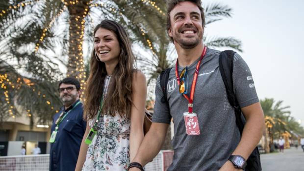 Moreselly y Alonso en el paddock del circuito de Sakhir en Baréin