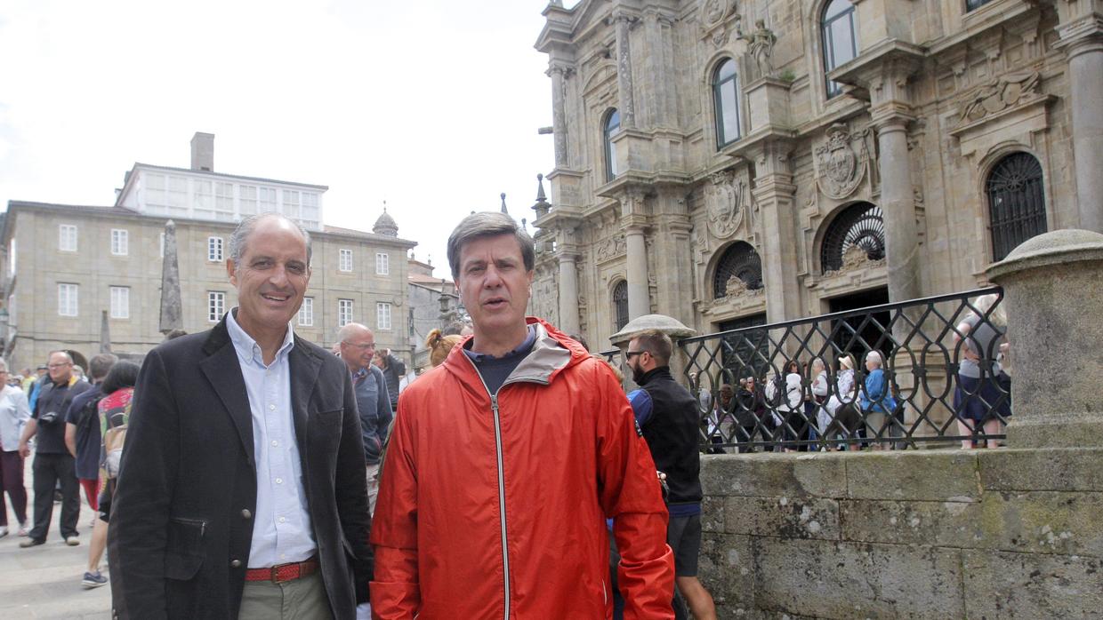 Cayetano Martínez de Irujo y Francisco Camps en Santiago de Compostela