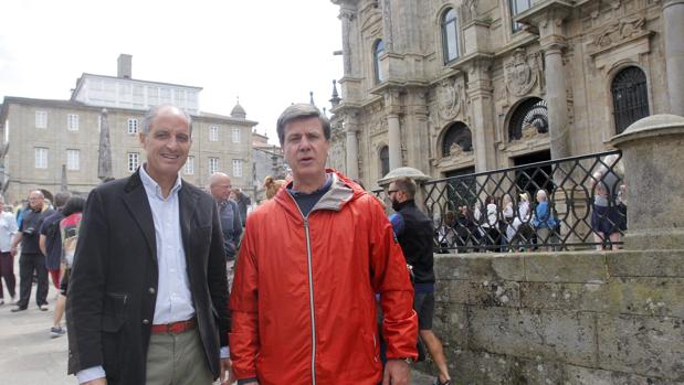 Cayetano Martínez de Irujo y Francisco Camps realizan juntos el Camino de Santiago