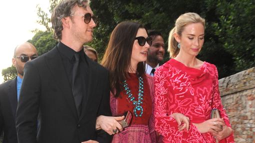 Hathaway y Blunt, compañeras en «El Diablo viste de Prada» entre las invitadas