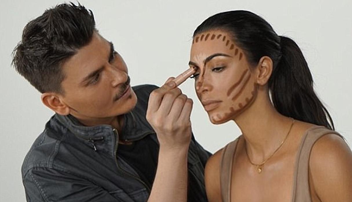 Kim Kardashian durante una sesión de maquillaje