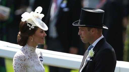 El príncipe Guillermo junto a su esposa en el concurso hípico «Royal Ascot»