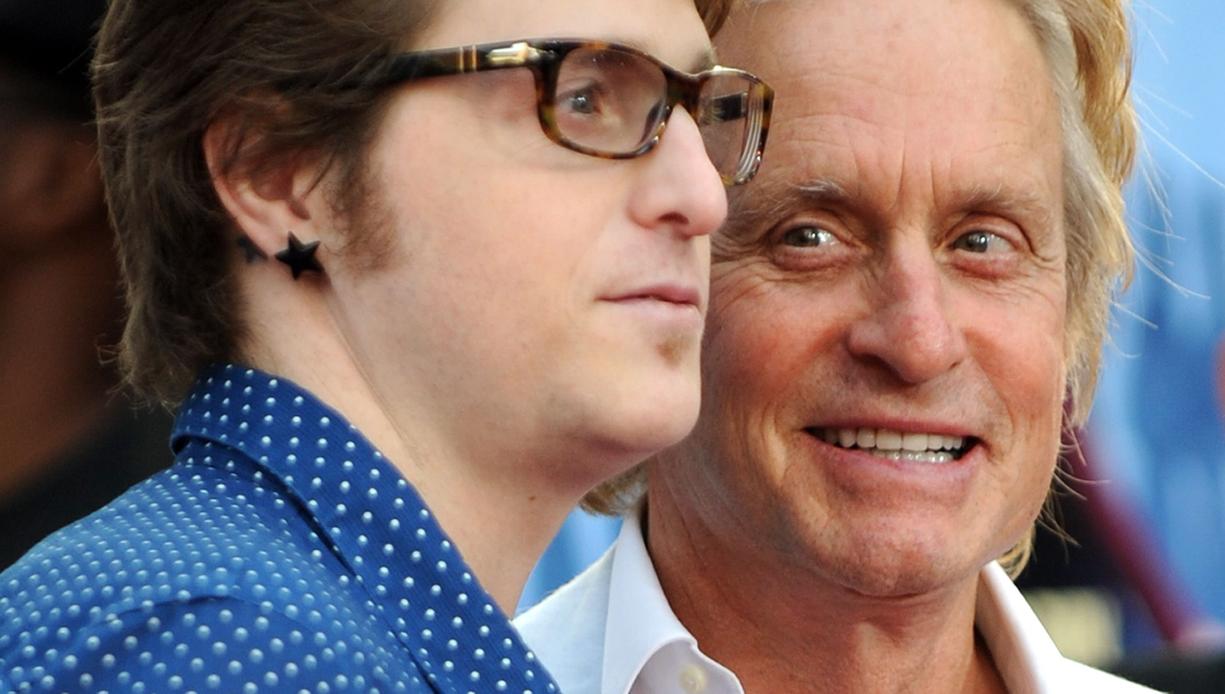 Cameron Douglas con su padre, Michael, en Hollywood