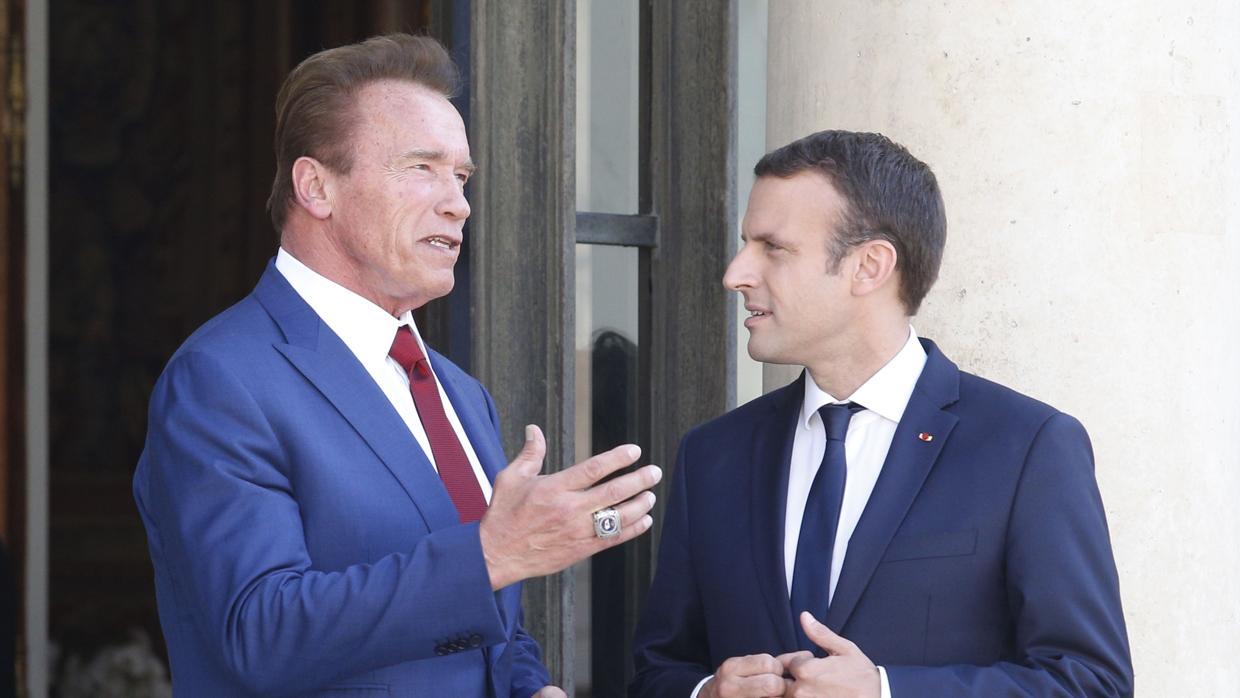 Emmanuel Macron y Arnold Schwarzenegger