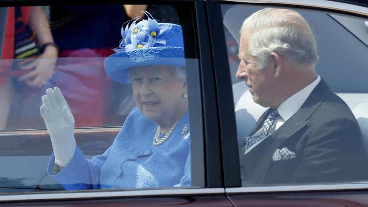 La Reina Isabel II junto a su hijo el Príncipe Carlos