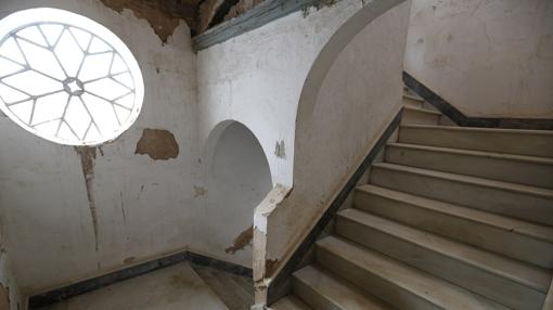 Escalera interior de la casa palacio de Rosauro Varo en el barrio de Santa Cruz