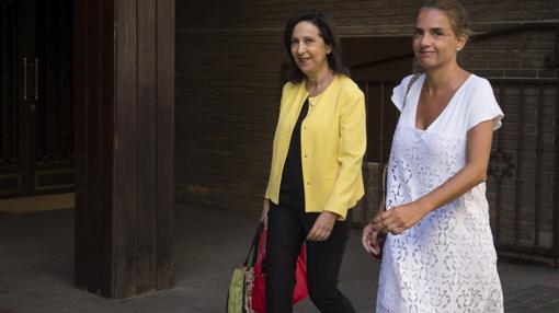 Margarita Robles, este lunes con la chaqueta en amarillo