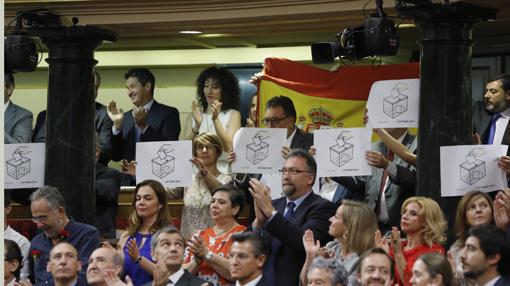 Los diputados de Podemos no aplauden al Rey en el homenaje a la Transición celebrado en el Congreso