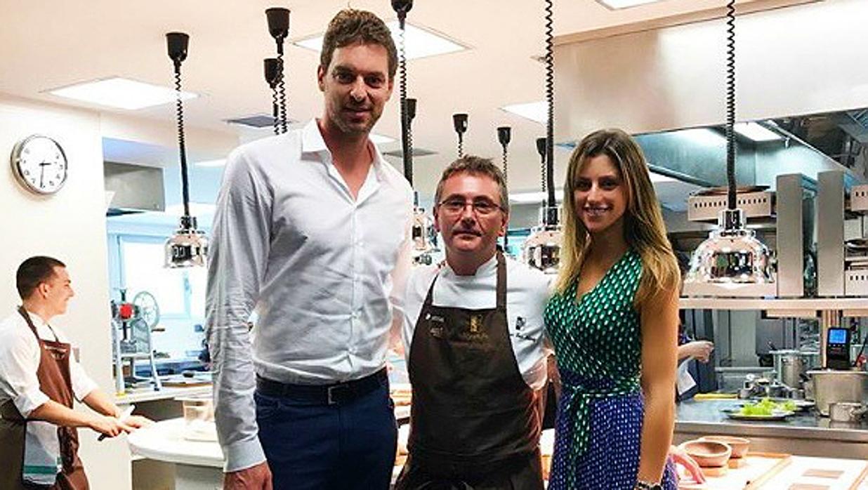 Pau Gasol y su novia, la californiana Catherine McDonell, junto al chef Andoni Luis Aduriz.