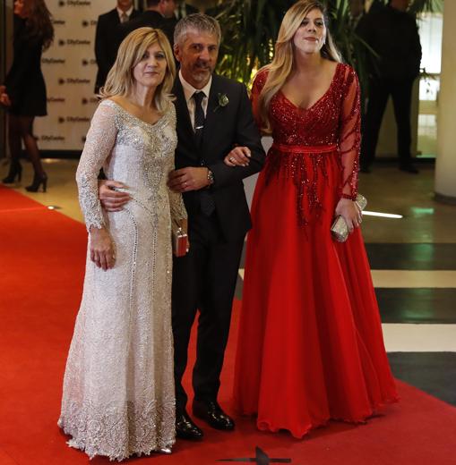 Celia y Jorge, padres de Messi, con su hija María Sol, sobre la cruz de la alfombra que indicaba donde debían posar para los fotógrafos