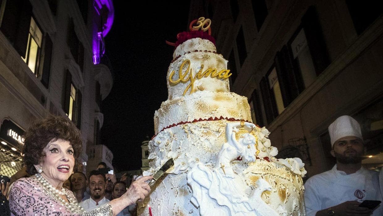 Gina Lollobrigida con su tarta de celebración