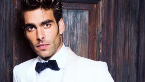 Jon Kortajarena posando como modelo