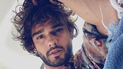 Marlon Teixeira posando como modelo