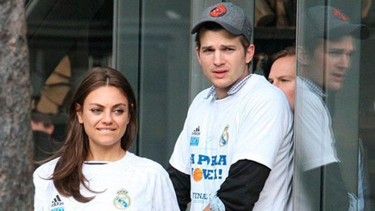 La pareja con una camiseta en apoyo al Real Madrid de baloncesto