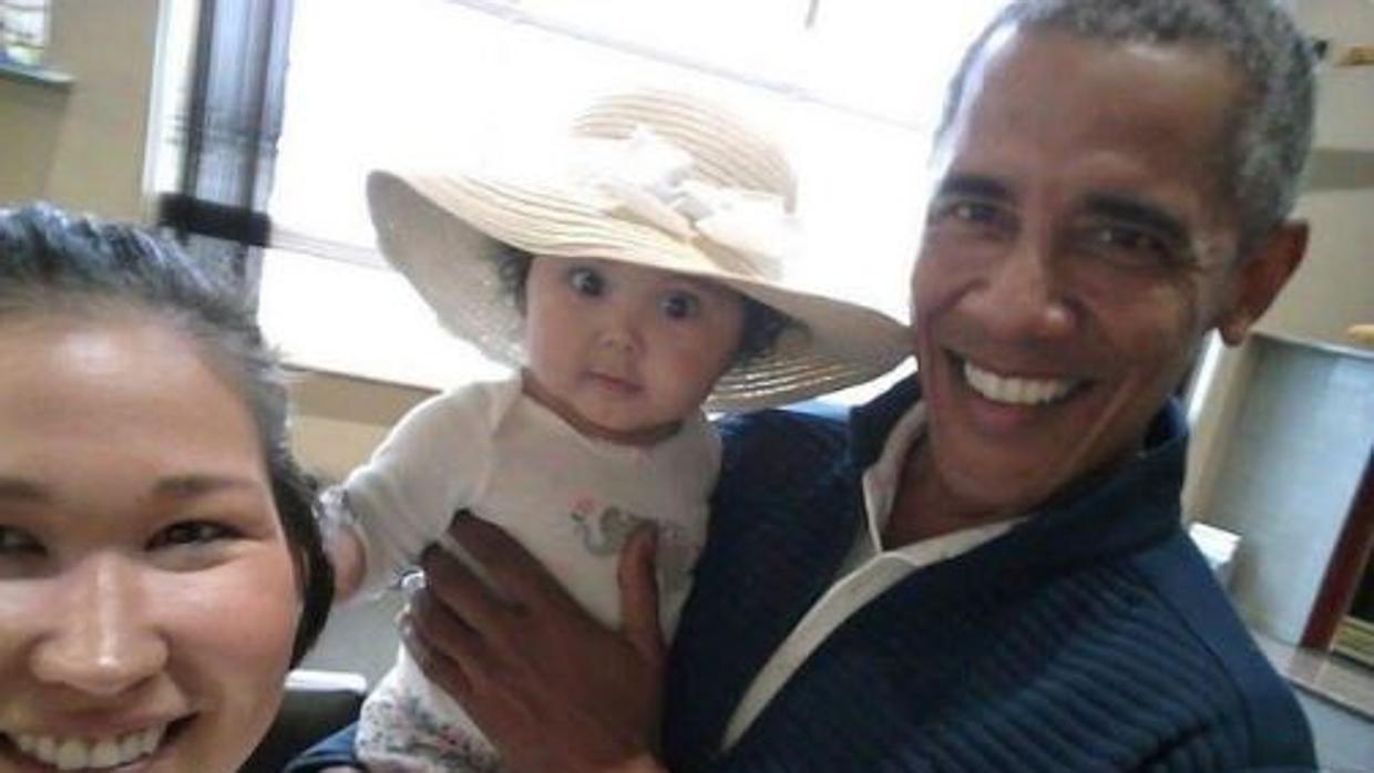 Barack Obama con la pequeña y su madre en el aeropuerto